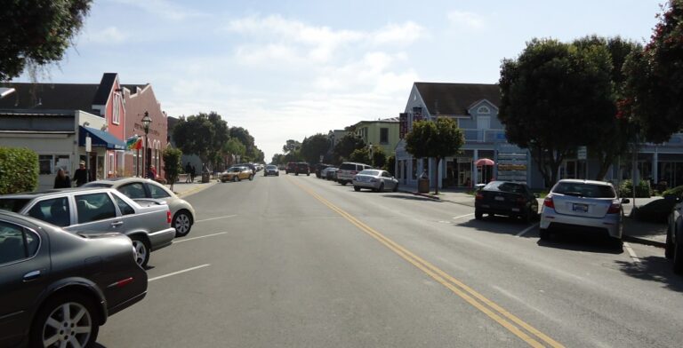 Half Moon Bay: estacionamiento ordenado en playas de la Bahía