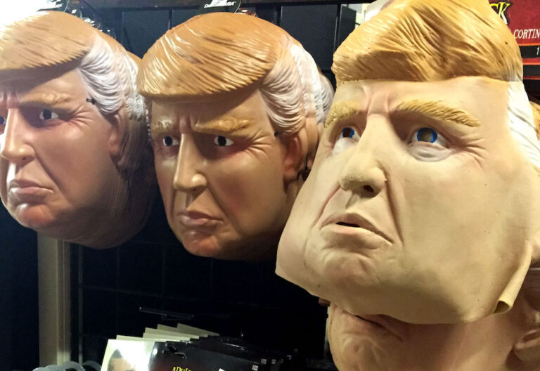 Con máscara de Trump, dispara a su excuñado