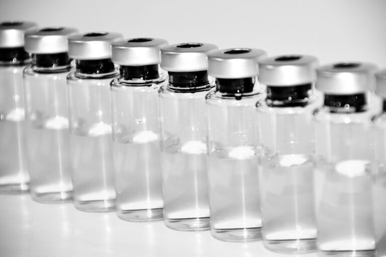 COVID-19: United Kingdom, first country to use Pfizer vaccine
