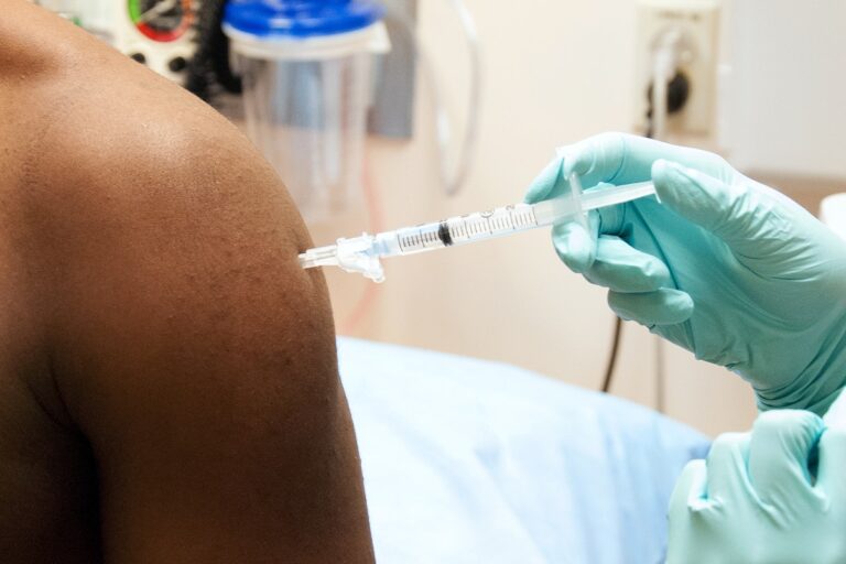 COVID-19: Gobierno de California se asocia con CVS y Walgreens para administrar vacunas