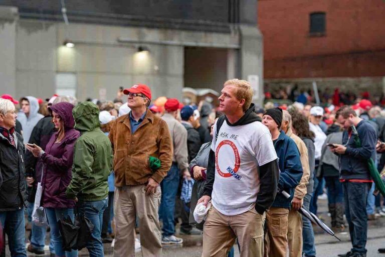 Twitter, a la caza de QAnon