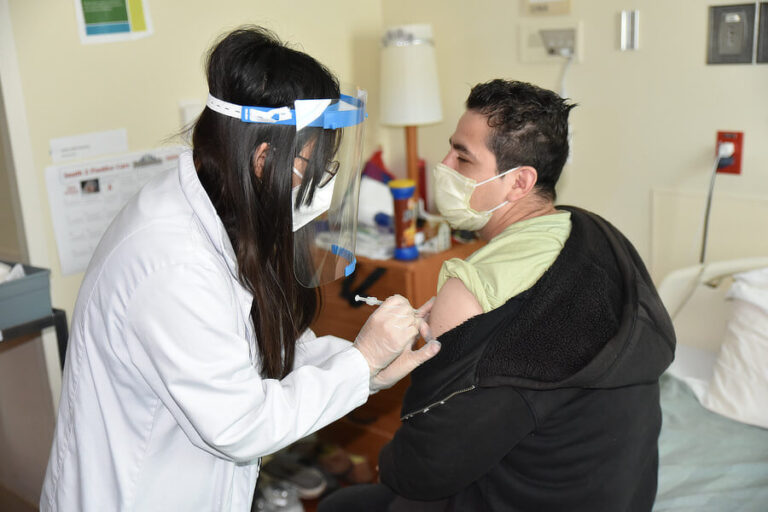 COVID-19: Vacunación en EE. UU. muestra de inequidad social en sector salud