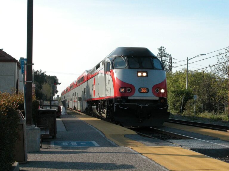 Caltrain ofrece transporte gratuito a centros de vacunación