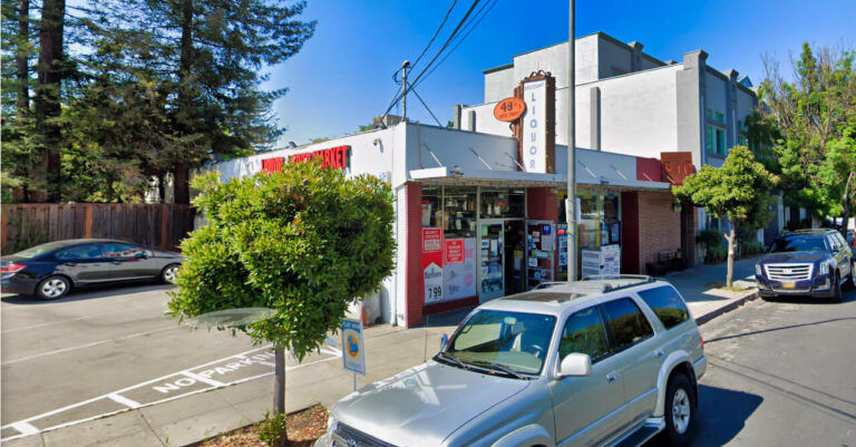 Grupo de hombres propinan golpiza en bar de Redwood City