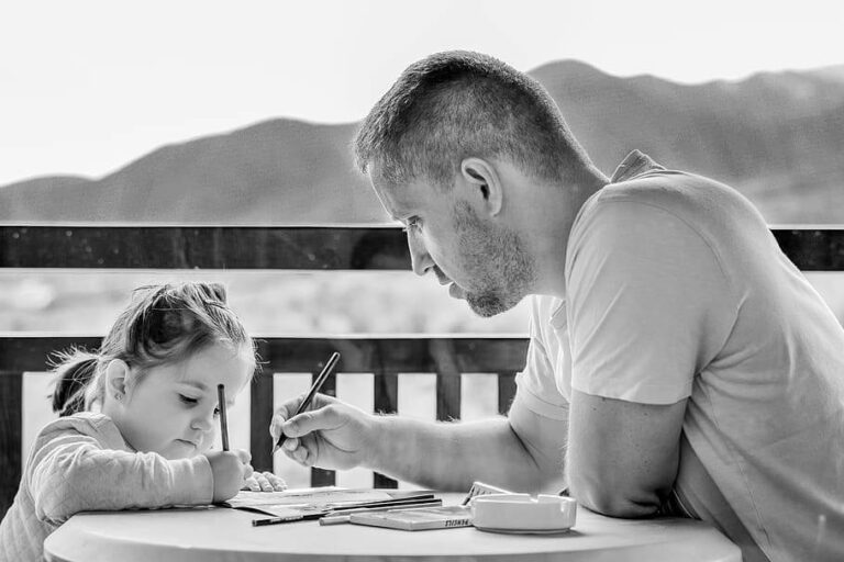 Excesiva intervención de padres en los primeros años de vida de sus hijos afecta toma de decisiones: estudio