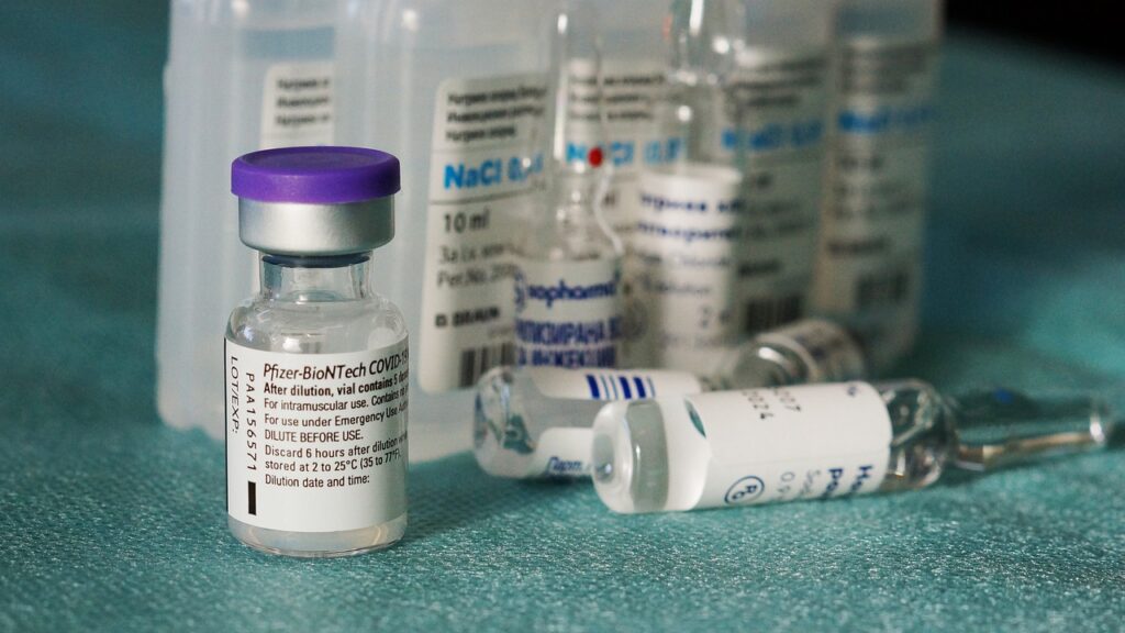 FDA aprueba tercera dosis de vacuna COVID-19