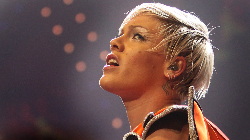 Pink offers to pay fine to Norwegian team