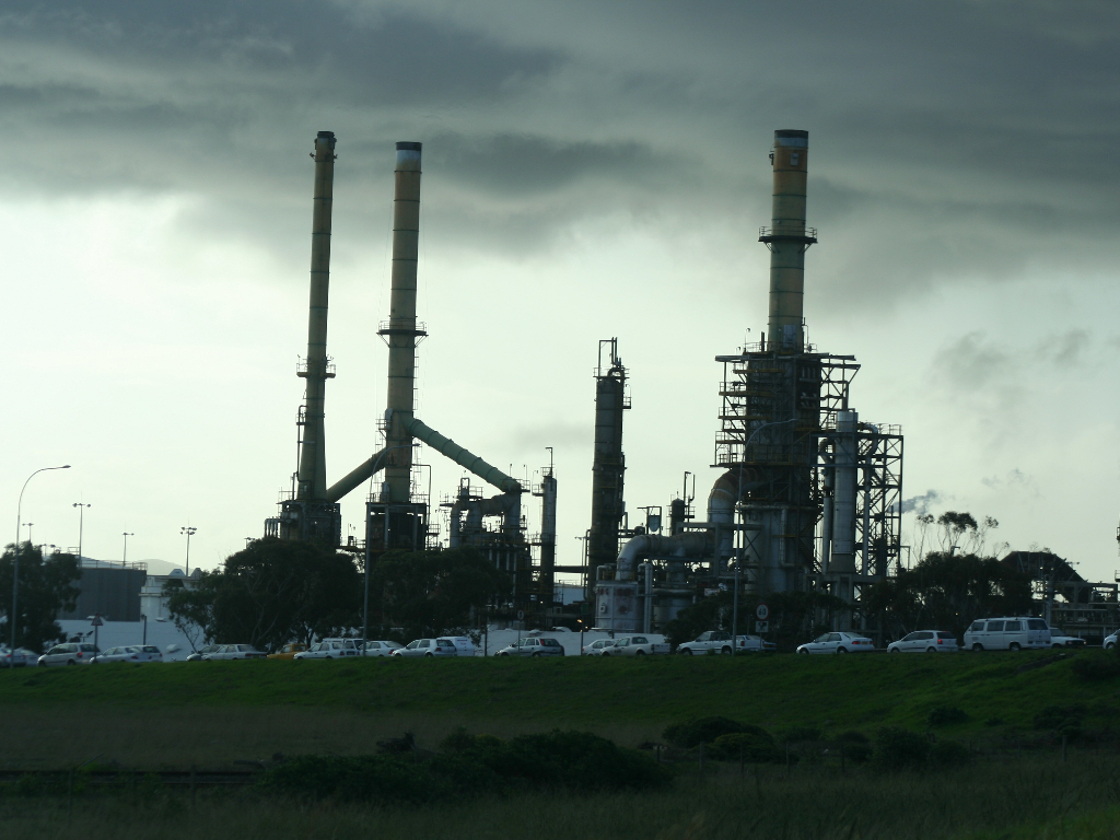 Autoridades del Área de la Bahía endurecieron las medidas para regular las emisiones de partículas producidas por las refinerías.