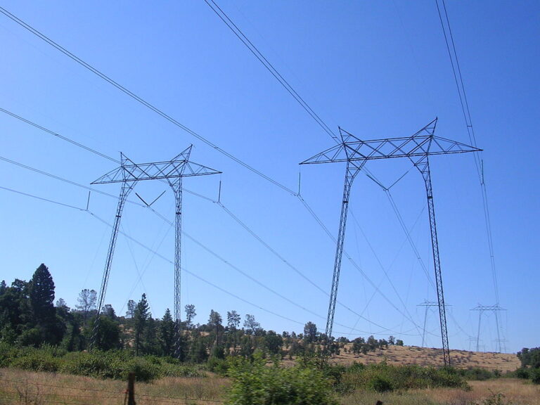 PG&E restaura energía en condados afectados por cortes