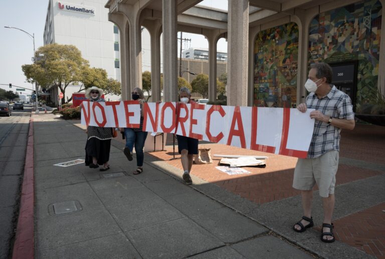 Abuelitas enojadas dicen no a la revocación en California