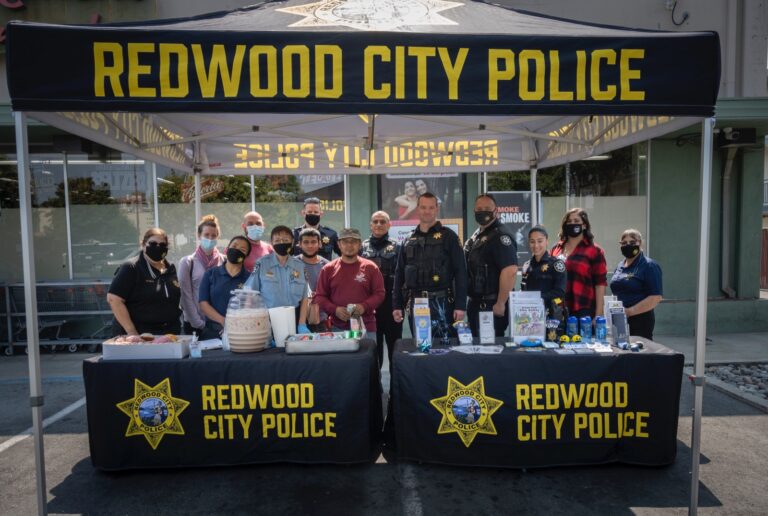 Policía de Redwood City toma café con la comunidad