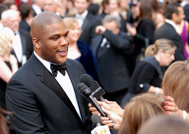 California lanza campaña con Tyler Perry para fomentar vacunación entre residentes afroamericanos