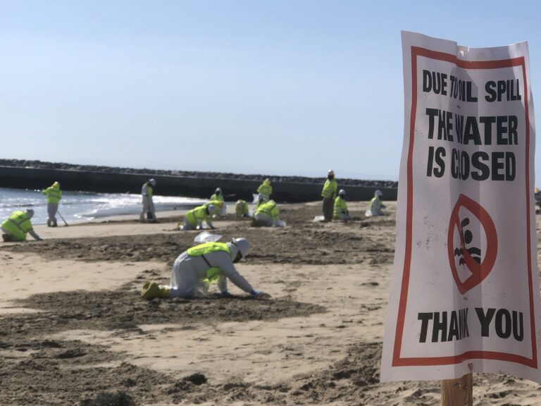 Continúa la limpieza de playas por el derrame del oleoducto del sur de California