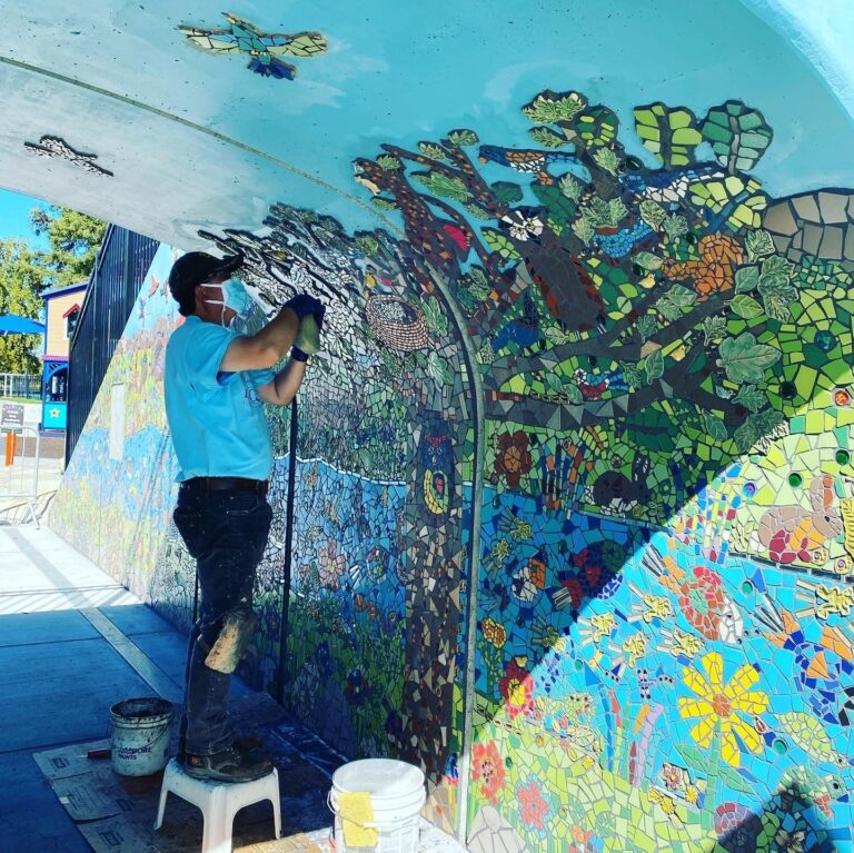Inauguran mural de mosaicos en parque Magical Bridge