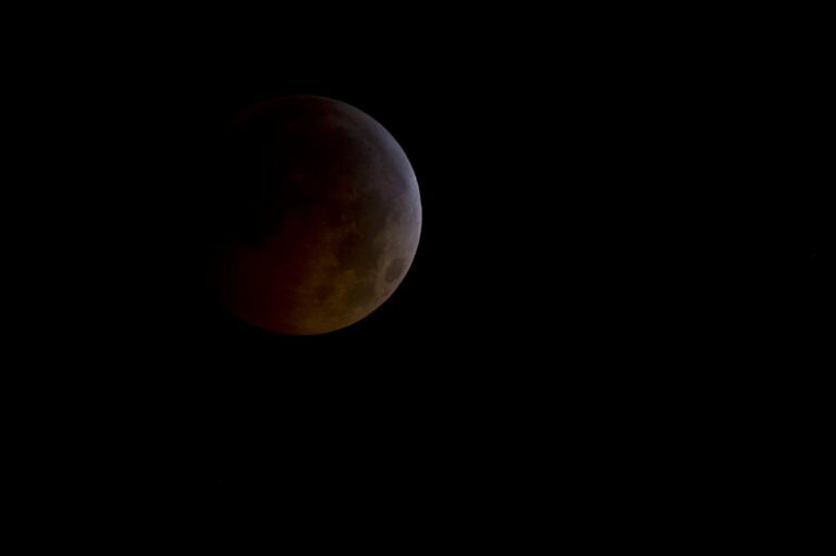 Disfruta esta noche del eclipse parcial de luna más largo del milenio