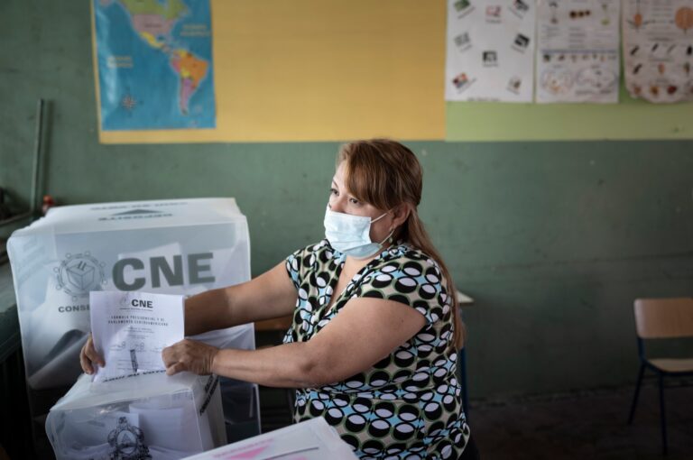 CNE llama a no declarar ganadores de los comicios en Honduras ante caída de su página web