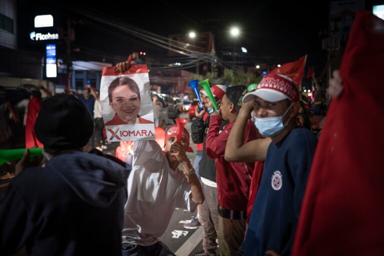 Marea roja inunda Honduras tras virtual victoria de Xiomara