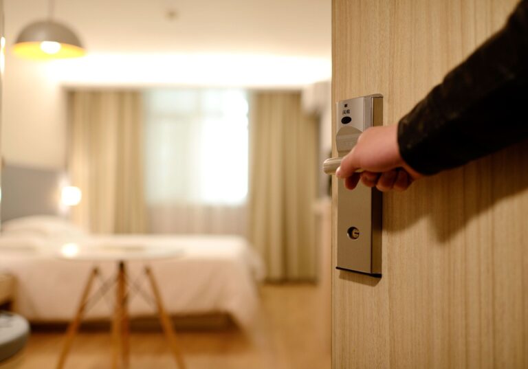 Asignan 1.3 millones de dólares para convertir un hotel en viviendas