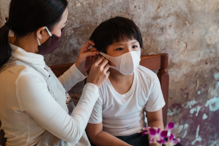 Expertos discuten si Ómicron aumenta la incidencia de COVID-19 en niños