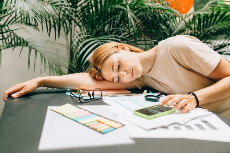 Deudas estudiantiles afectan más a mujeres que a hombres en EE.UU.