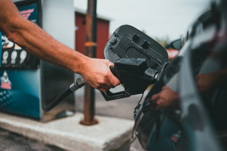 Cambios de estilo de vida en EU por altos precios de la gasolina