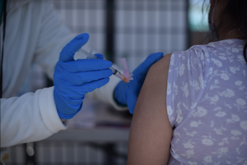 vacunación contra COVID-19 en California