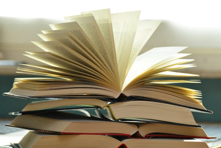 Líderes de California advierten sobre las prohibiciones de libros en todo el estado