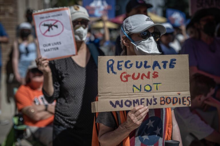 Expertos advierten que violencia armada en EE.UU. persiste pese la baja de tiroteos masivos y urgen una respuesta integral