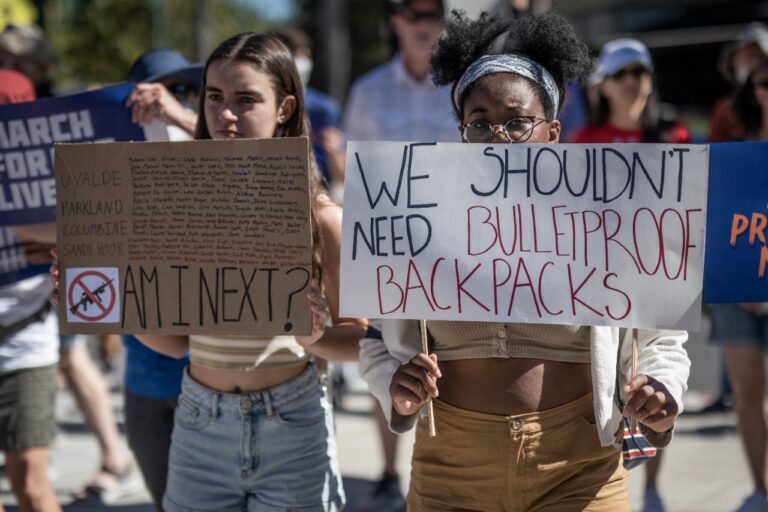 Cientos en Redwood City, y miles en todo el país, demandan control de armas