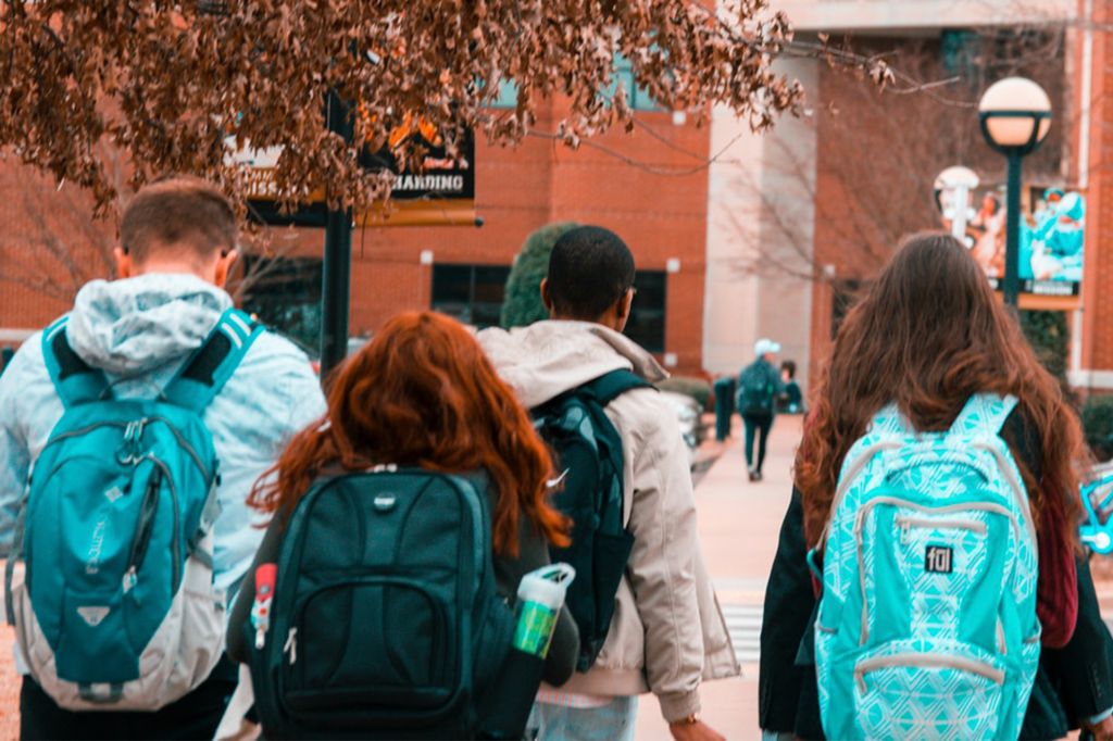 mochilas para estudiantes necesitados