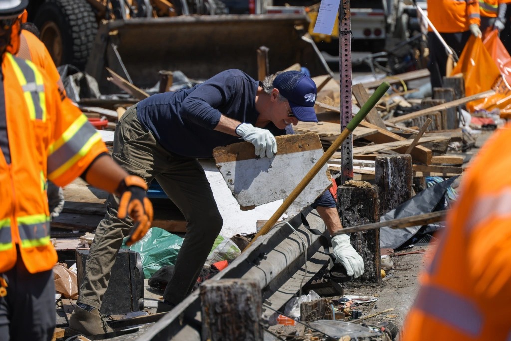 California limpia más de 1,250 campamentos para personas sin hogar en un año