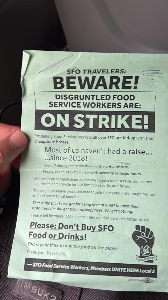 Alrededor de mil trabajadores de comida rápida están en huelga desde este lunes por la madrugada en el Aeropuerto Internacional de San Francisco