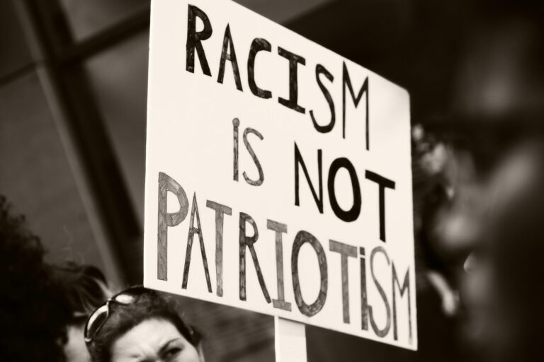 Debido a racismo y odio Redwood City considerará si se van o se quedan los comentarios públicos en reuniones del Ayuntamiento