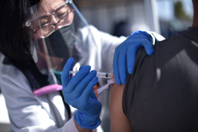 Autorizan refuerzos bivalentes contra COVID-19 para niños