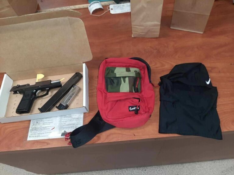 Arrestan a adolescente en centro comercial Hillsdale por posesión de arma de fuego