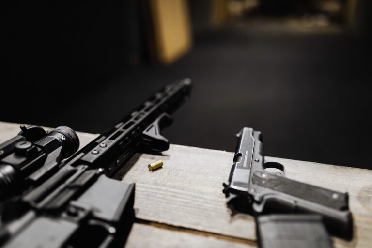 Redwood City impone moratoria temporal a ventas al por menor de armas de fuego