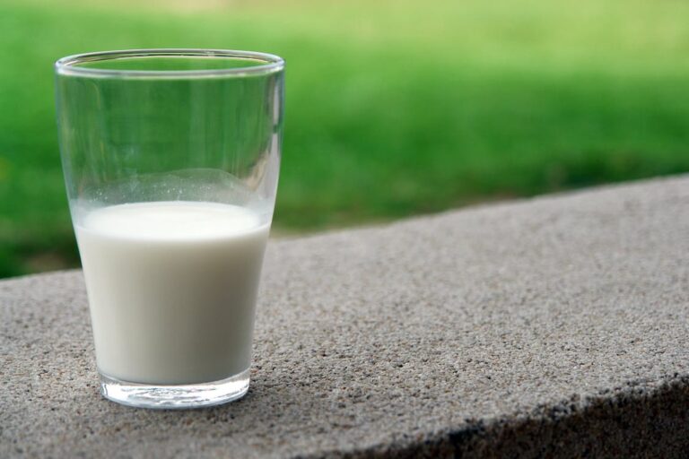 Retiran del mercado leche cruda de cabra de la marca Valley Milk en California
