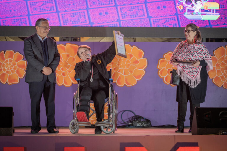 Verónica Escámez, fundadora de Casa Círculo Cultural, recibe el Premio Ohtli 2022