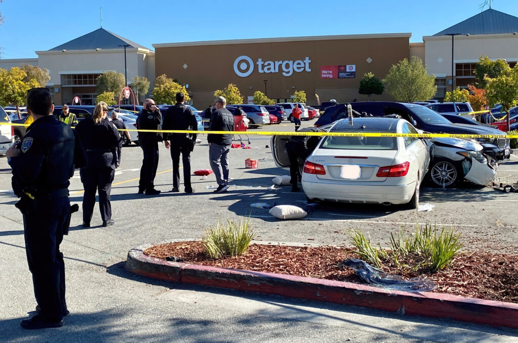 Reportan 3 hospitalizados tras choque en estacionamiento en San Mateo