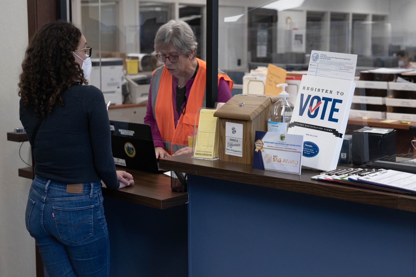 Muchos latinos californianos no votan, aunque constituyen el grupo racial y étnico más grande en todo el estado, según muestra una investigación.