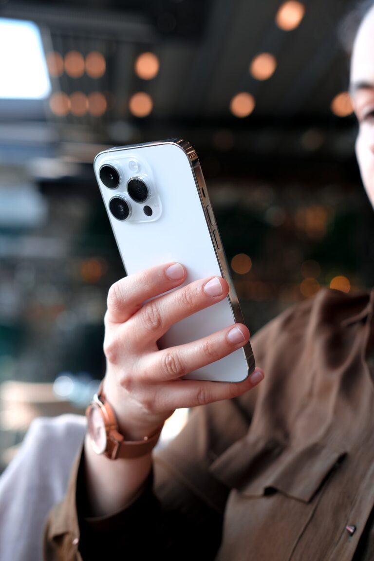 Usuarios de iPhone 14 podrán obtener servicios de emergencia vía satelital