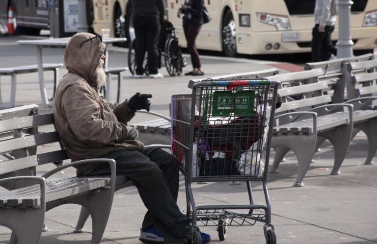 Newsom pide abordar «más agresivamente» la crisis de personas sin hogar