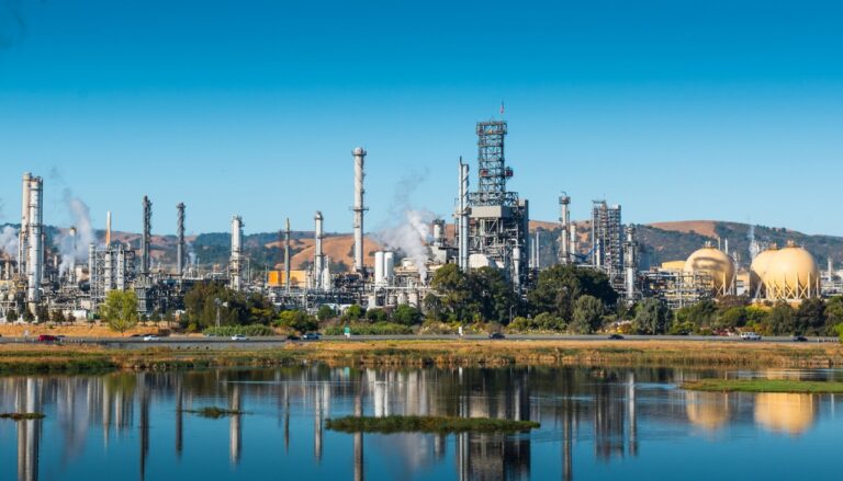 Autoridades de control de aire del Área de la Bahía anticipan infracciones contra refinería Martínez