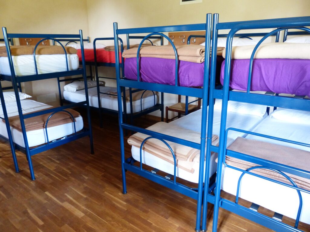 Activan disposición de camas en refugios en Redwood City ante condiciones climáticas adversas
