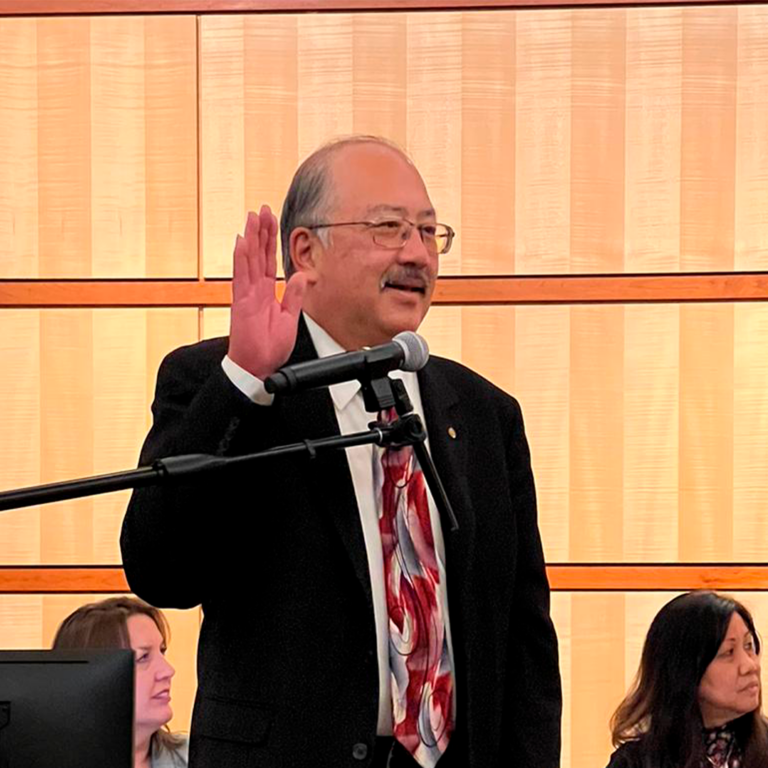 Alcalde de Redwood City refuerza compromiso de la ciudad con inmigrantes