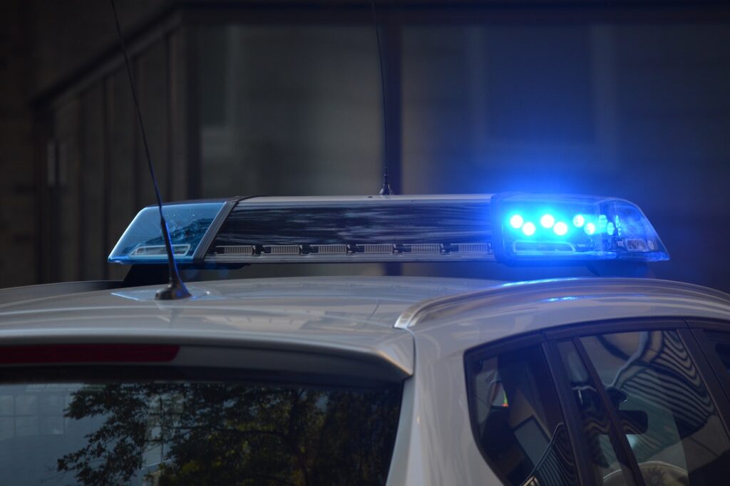 Policía de Redwood City busca vehículo involucrado en un choque del que escapó