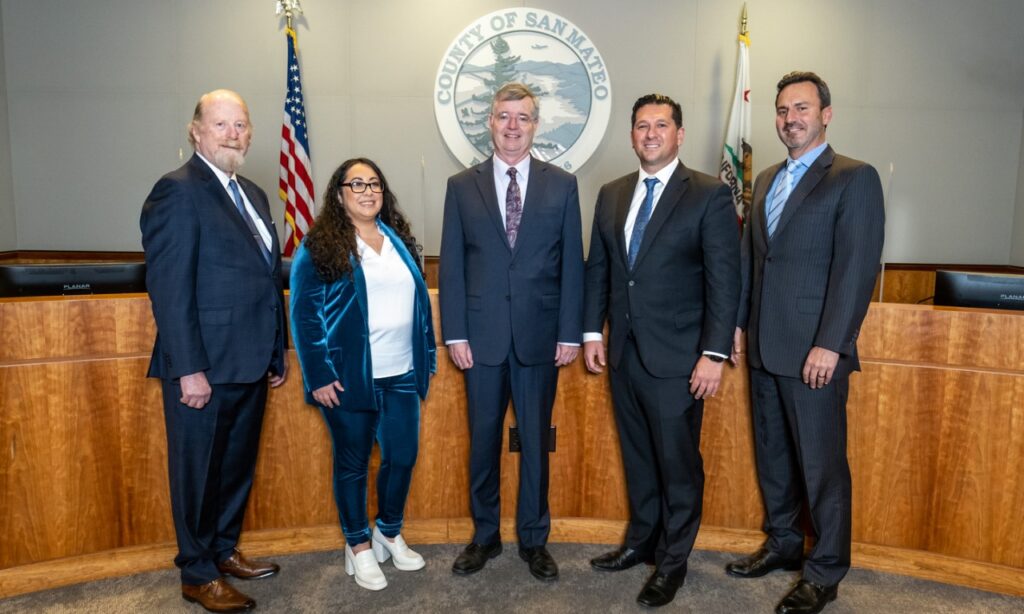 Noelia Corzo y Ray Mueller juramentan como nuevos supervisores del condado de San Mateo