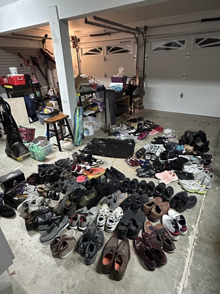 Proyecto ambiental de adolescentes proporciona zapatos para personas sin hogar