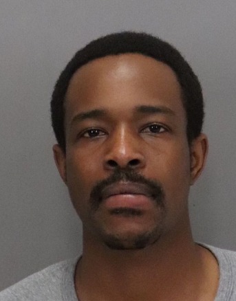 La policía arrestó a un hombre el pasado viernes por la mañana por múltiples cargos, incluido un delito de odio en Palo Alto