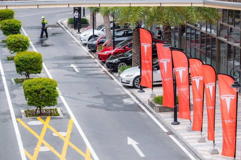 Tesla deberá pagar más de 3 mdd a extrabajador por racismo